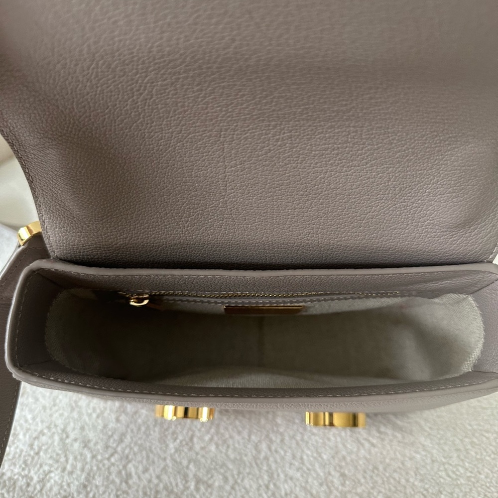 Elegant Cream Shoulder Bag - Picture 8 of 9